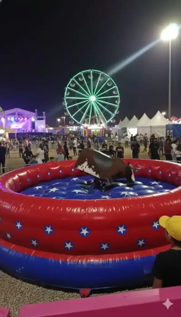 Touro mecânico BadBull em funcionamento numa festa ao ar livre, à noite